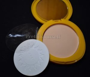 packaging of lakme sunscreen compact