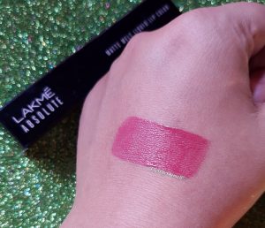 applying one coat of lakme liquid lipstick vintage pink