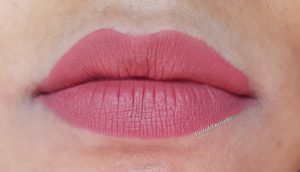 vintage pink shade odf Lakme absolute matte melt liquid lip color