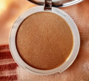 texture of kay beauty highlighter